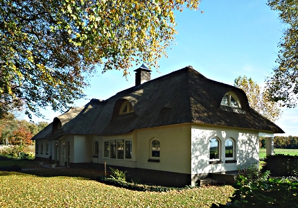 Woonhuis met stucwerk en riet