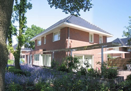 twee vrijstaande woningen met garage