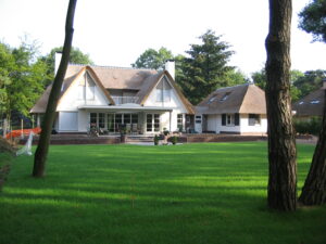 exclusieve villa rieten dak stucwerk verranda bijgebouw landelijk wonen