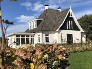 Exclusieve woning kempische stijl gebroken kap schoorsteen gevelstucwerk finstrall kozijnen