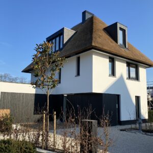 exclusieve villa rieten dak stucwerk dumowood houten kozijenen verdiept antraciet gevelstucwerk